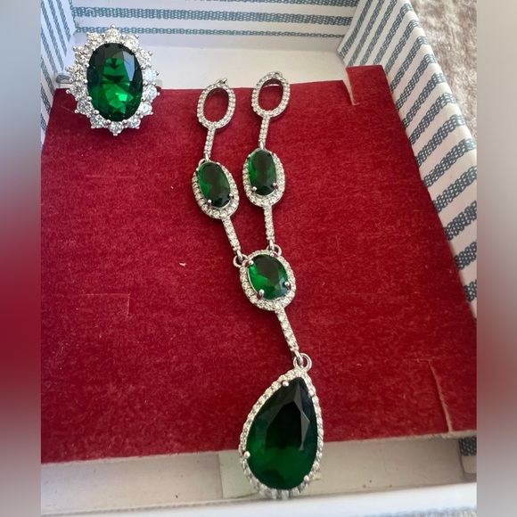 NWT GREEN DEITAL JEWELRY SET - Picture 1 of 7